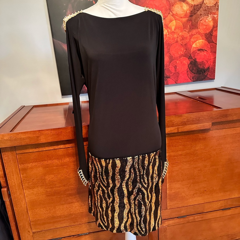 A Janine dress size XS. Black and gold cocktail dress. Stretchy fabric so pretty